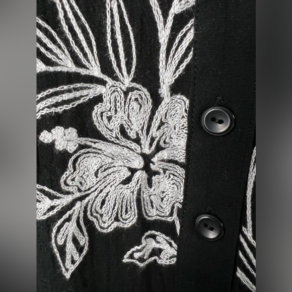 Alfred Dunner Women Summer In the City Embroidered Top - Picture 3 of 12